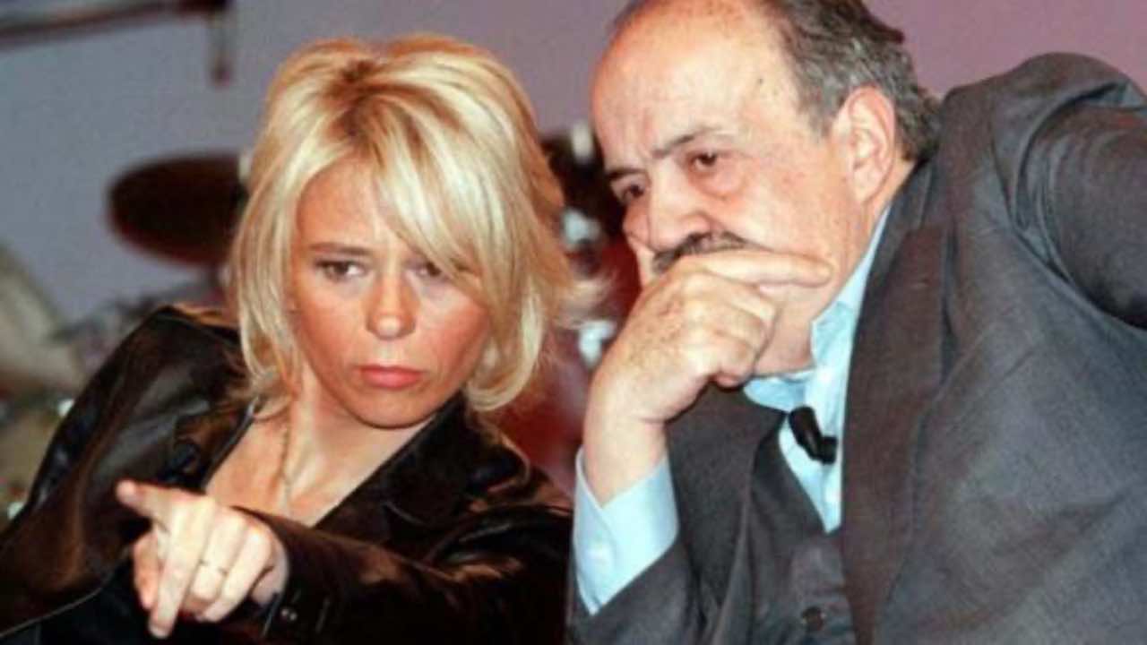 donna tra Maria De Filippi e Maurizio Costanzo