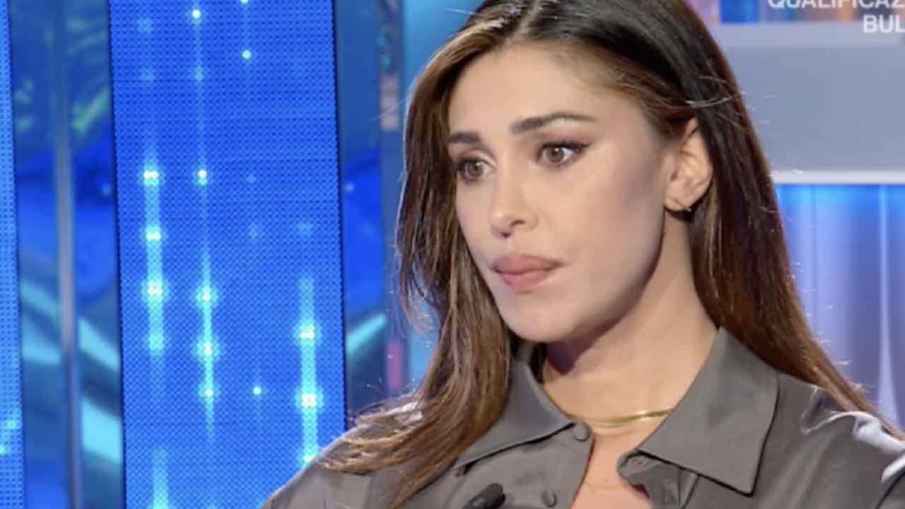 Belen Rodriguez pugnalata proprio da lei