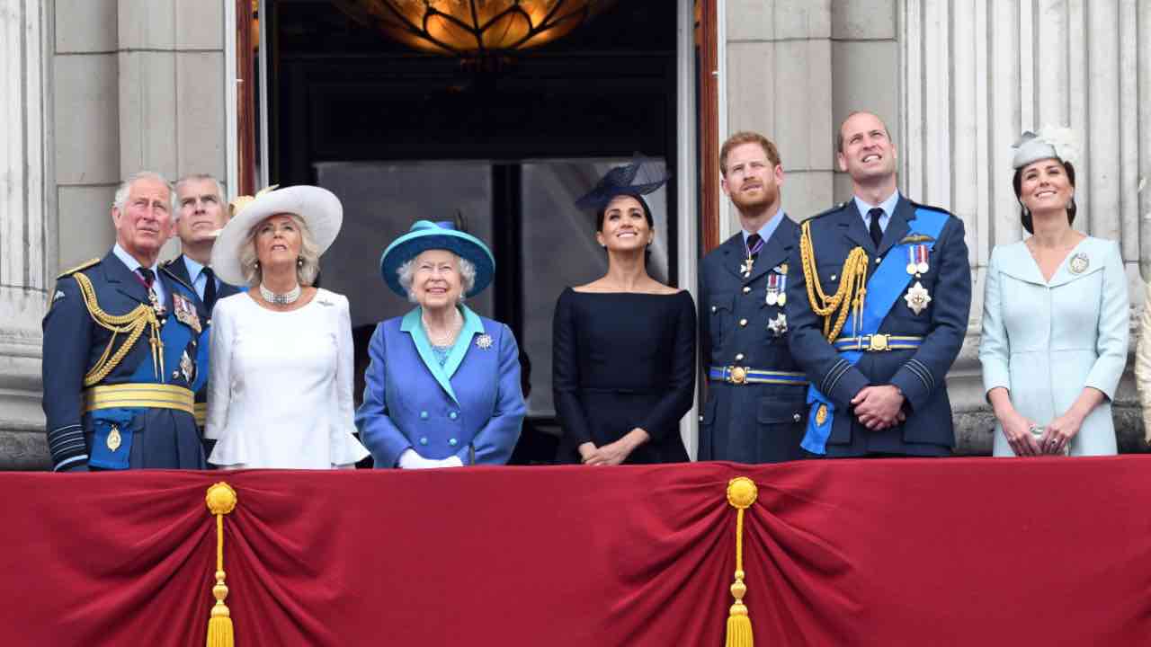 Royal Family fiocco rosa Buckingham Palace