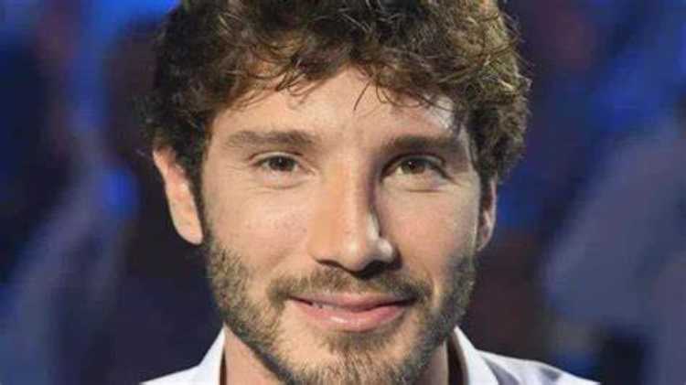 stefano de martino sorride