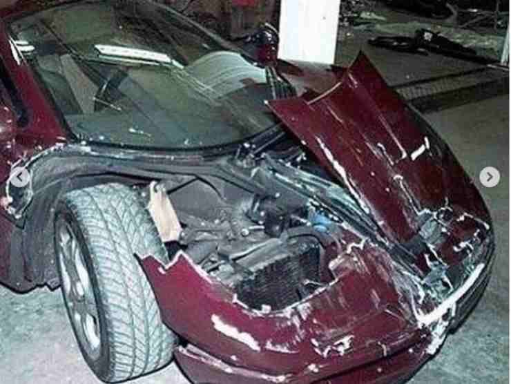 L'auto di Rowan Atkinson distrutta (web source) 25.7.2022 topic news