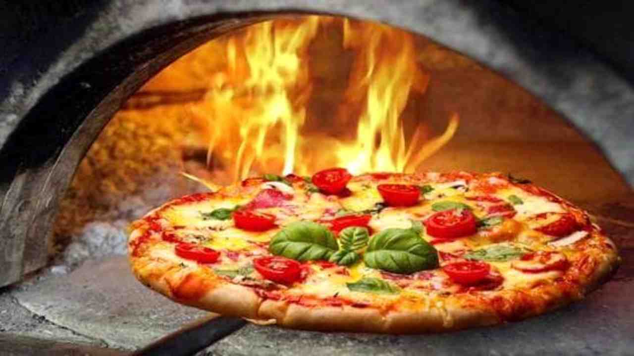Presentata la Pizza extralusso (fonte web) (1)