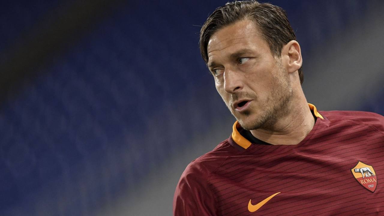 Totti visto a letto con un'altra donna