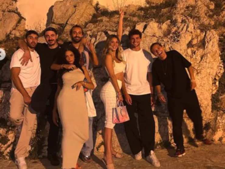 Elodie, Iannone e i gruppo di personaggi famosi in vacanza in Sardegna (fonte web)