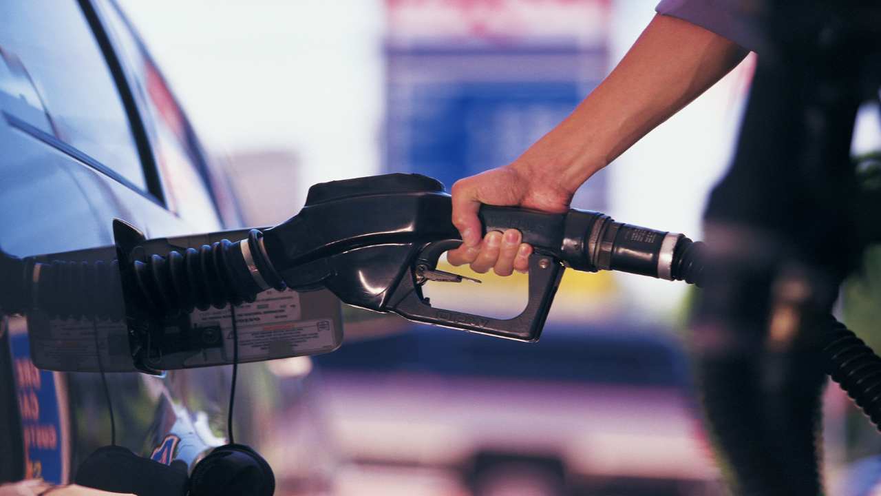 come risparmiare fino al 30% di benzina (Canva)