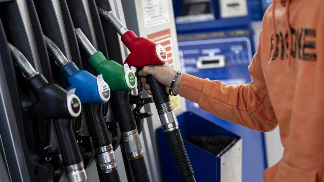 Taglio accise sconto ridotto: il costo del carburante cresce di nuovo